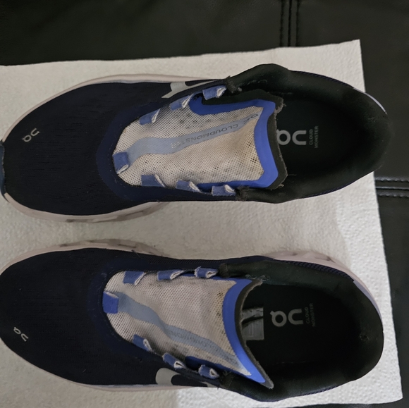 On sneakers - Picture 3 of 9